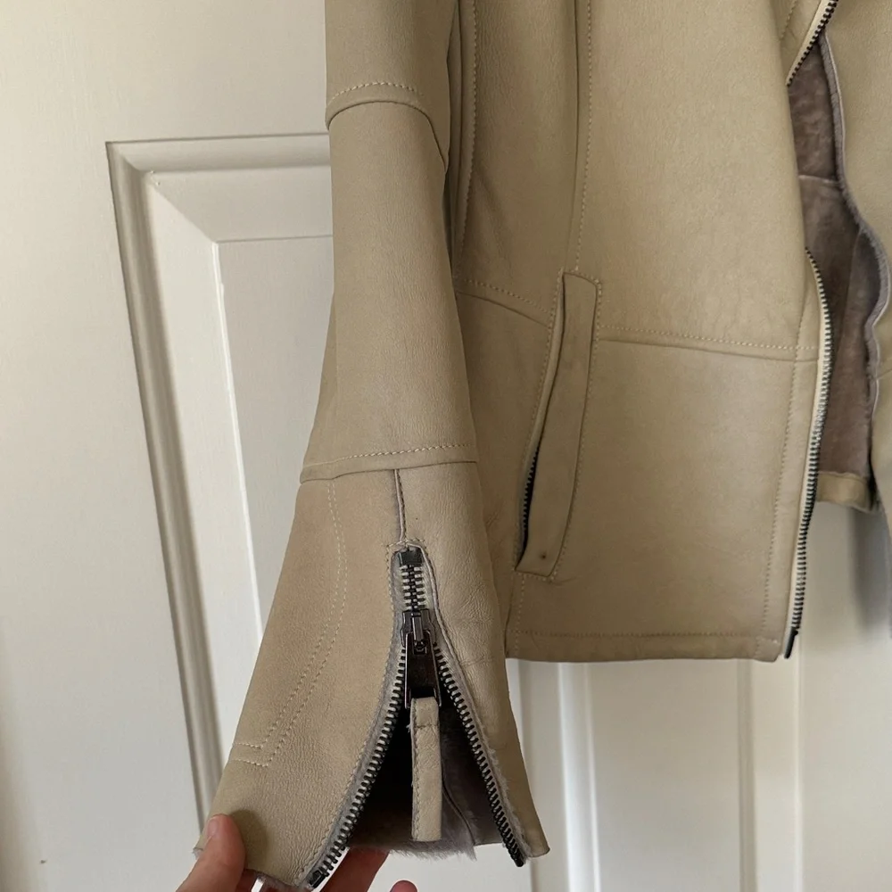 Elegant Beige Teddy Jacket with Plush Collar - Picture 2 of 8